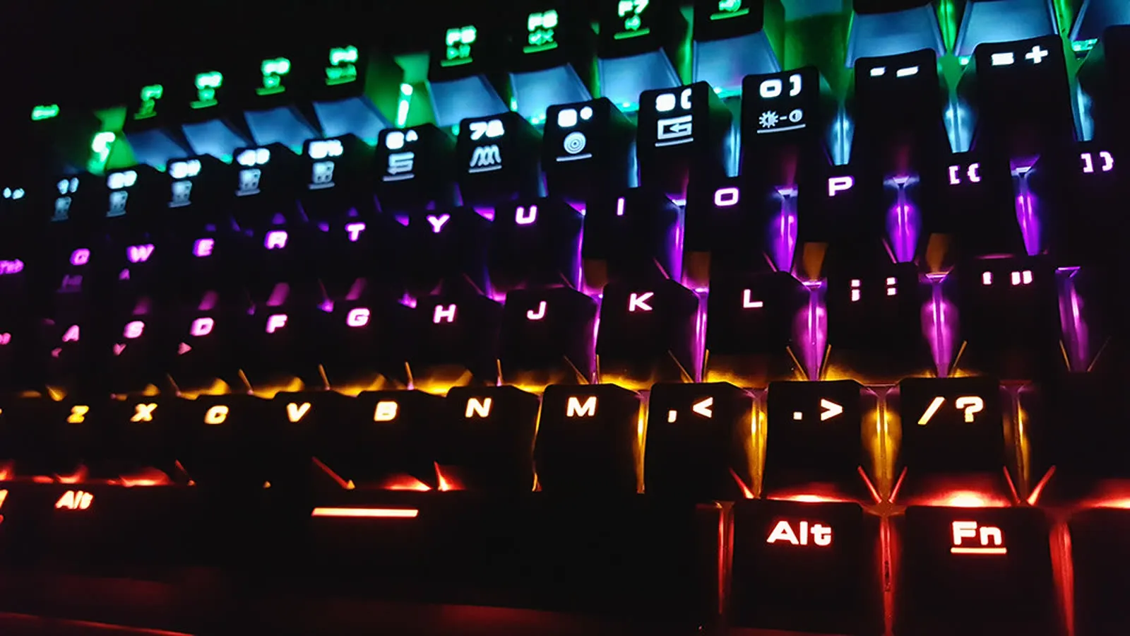Teclado mecânico visto de perto com iluminação RGB colorida nas teclas.