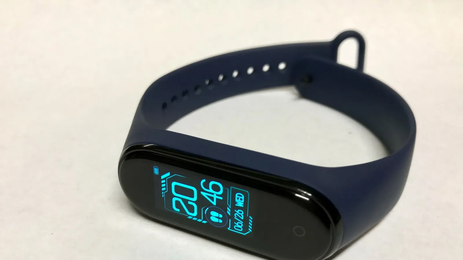Pulseira inteligente Xiaomi com tela em formato de pílula mostrando horas e passos.